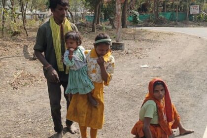 Burhanpur में pension के लिए दर दर भटक रहा दिव्यांग दंपती, तीन साल से नहीं मिला लाभ