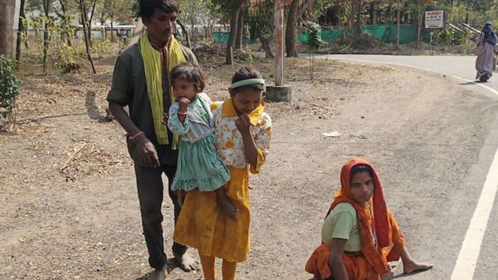 Burhanpur में pension के लिए दर दर भटक रहा दिव्यांग दंपती, तीन साल से नहीं मिला लाभ