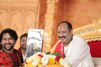 Pandit Pradeep Mishra का "कर्जा उतारने" कुबेरश्वर धाम पहुँचे बागेश्वर सरकार