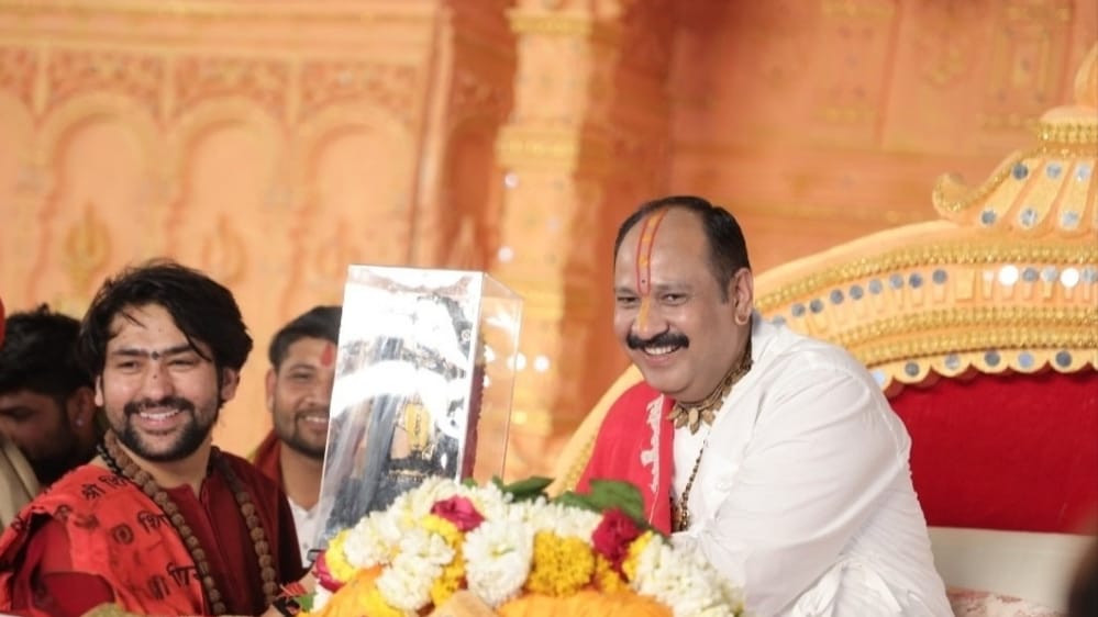 Pandit Pradeep Mishra का "कर्जा उतारने" कुबेरश्वर धाम पहुँचे बागेश्वर सरकार