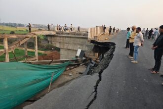 करोड़ों का Overbridge कागज की तरह ढहा, निर्माण पर उठे गंभीर सवाल