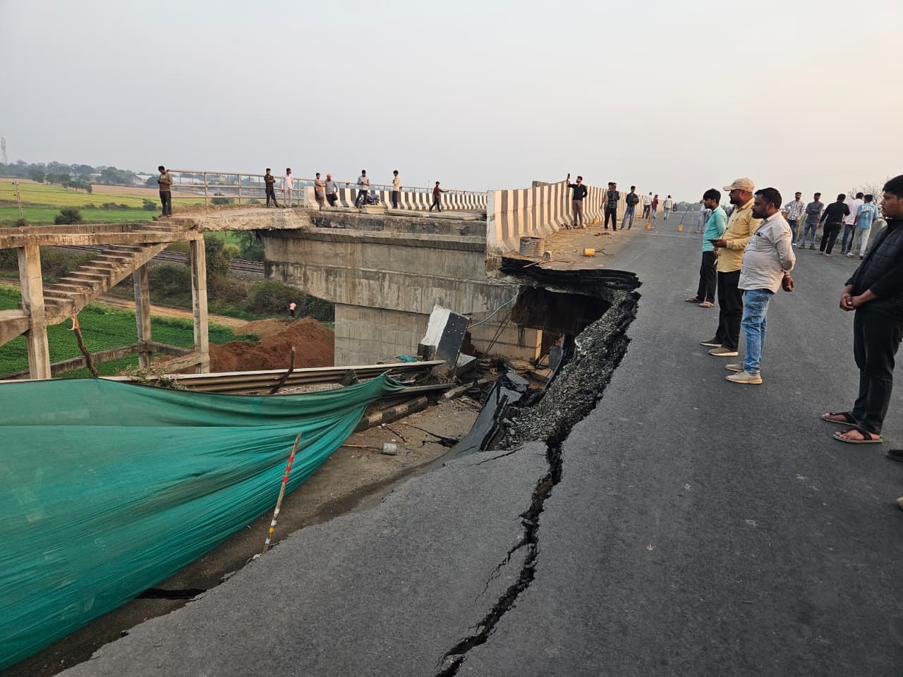 करोड़ों का Overbridge कागज की तरह ढहा, निर्माण पर उठे गंभीर सवाल