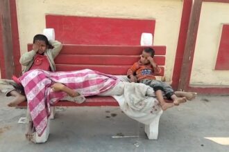 Madhepura Station पर मां की लाश संग आठ घंटे बैठी रहीं मासूम बेटियां