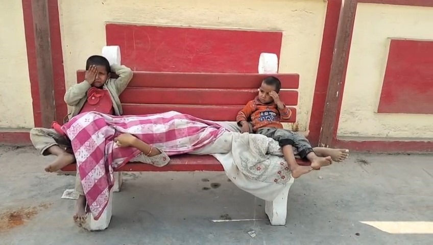 Madhepura Station पर मां की लाश संग आठ घंटे बैठी रहीं मासूम बेटियां