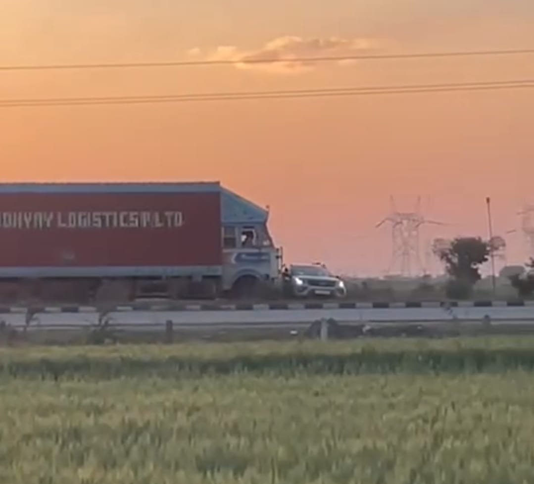 Gwalior में हाइवे पर कार को डेढ़ किमी तक घसीटता रहा कंटेनर