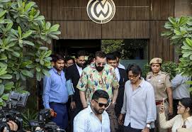 sanjay-dutt-ke-piche-pada-devil-ek-gane-ne-machaya-bawal-aur-mafi-tak-pahuchi-baat