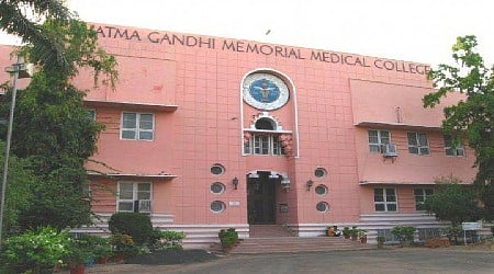 Indore-yuvak-ko-kaan-khujalna-pada-bhari