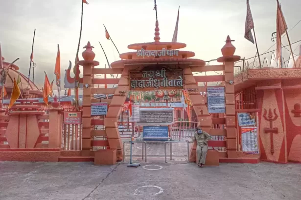 guru-purnima-par-kyu-mejban-ban-jata-hai-dhuniwale-dadaji-ka-khandwa
