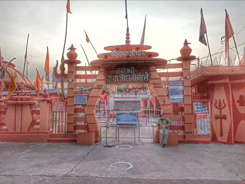 guru-purnima-par-kyu-mejban-ban-jata-hai-dhuniwale-dadaji-ka-khandwa