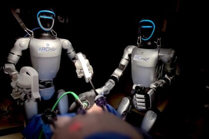 Pehli-baar-2-Robots-ne-gallblader-surgery-ki