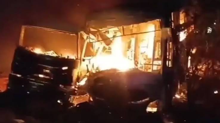 Indore-aa-rhi-bus-hadse-me-8-yatrio-ki-dardnak-maut