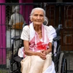 assam-badh-me-97-saal-ki-mahila-ko-kele-ke-tano-ki-naav-ne-bachaya