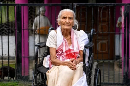 assam-badh-me-97-saal-ki-mahila-ko-kele-ke-tano-ki-naav-ne-bachaya