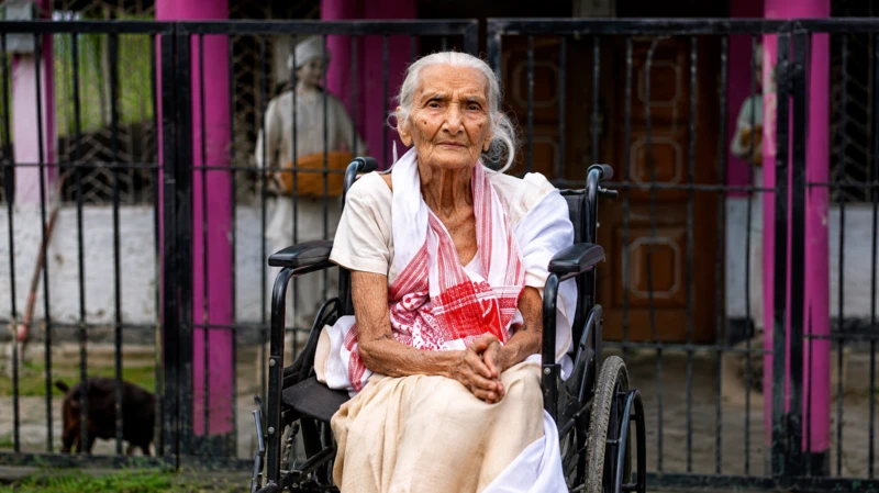 assam-badh-me-97-saal-ki-mahila-ko-kele-ke-tano-ki-naav-ne-bachaya