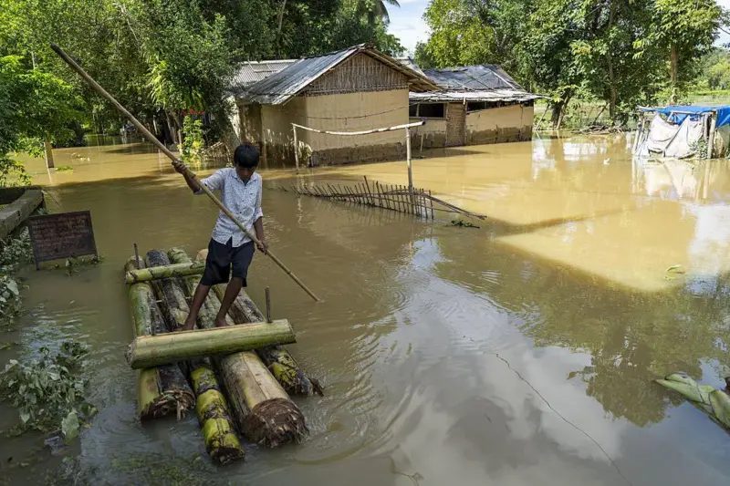 assam-badh-me-97-saal-ki-mahila-ko-kele-ke-tano-ki-naav-ne-bachaya