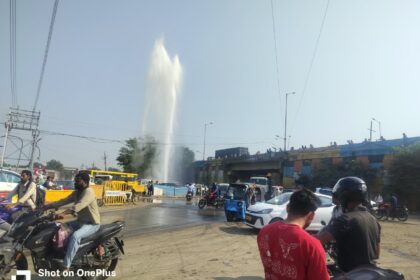indore-me-narmada-ki-main-line-phooti-to-15-feet-uchhla-paani