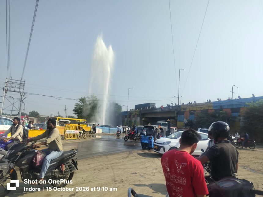 indore-me-narmada-ki-main-line-phooti-to-15-feet-uchhla-paani