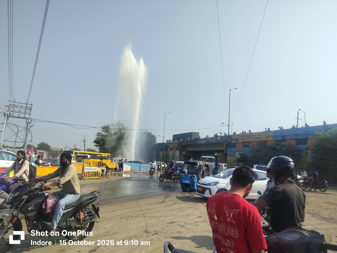 indore-me-narmada-ki-main-line-phooti-to-15-feet-uchhla-paani
