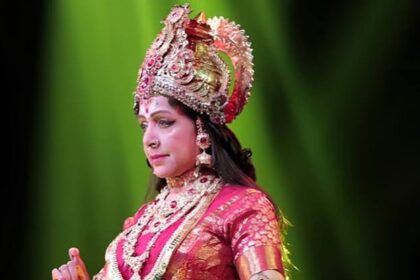 hema-malini-ne-77-ki-umr-me-nibhaya-mata-parvati-ka-kirdar
